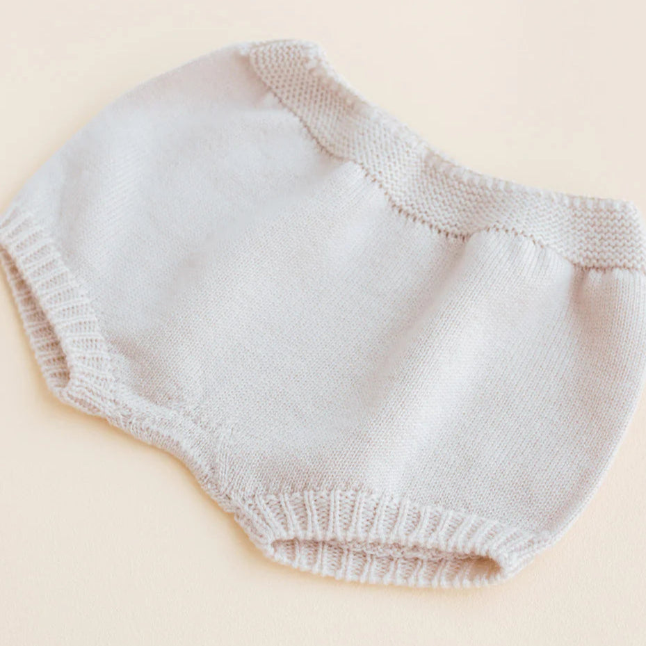 Een cream kleurige baby bloomer