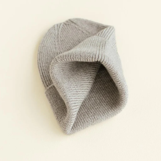 Hvid Babymutsje merinowol. Kleur Pebble. Verkrijgbaar in verschillende kleuren. Maat: 0-6 maanden