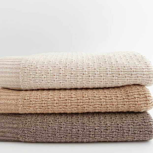 Hvid Babydeken Dora gemaakt van merinowol in de kleur sand en otter.