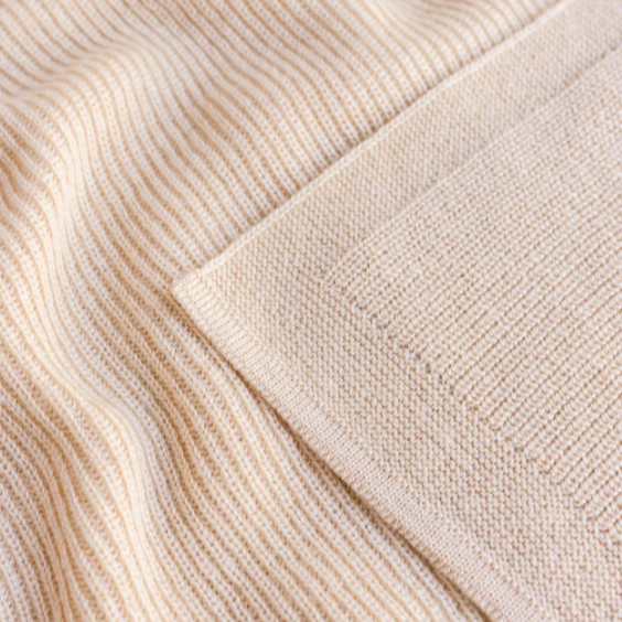 Hvid Babydeken handgemaakt van 100% merinowol. In de kleur oat, rood en otter.