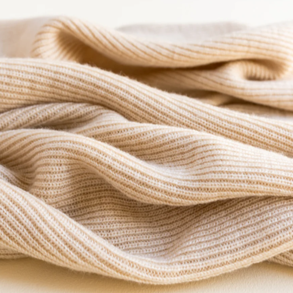 Hvid Babydeken handgemaakt van 100% merinowol. In de kleur oat, rood en otter.