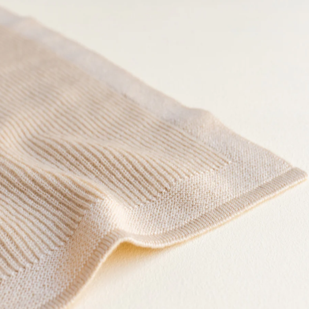 Hvid Babydeken handgemaakt van 100% merinowol. In de kleur oat, rood en otter.