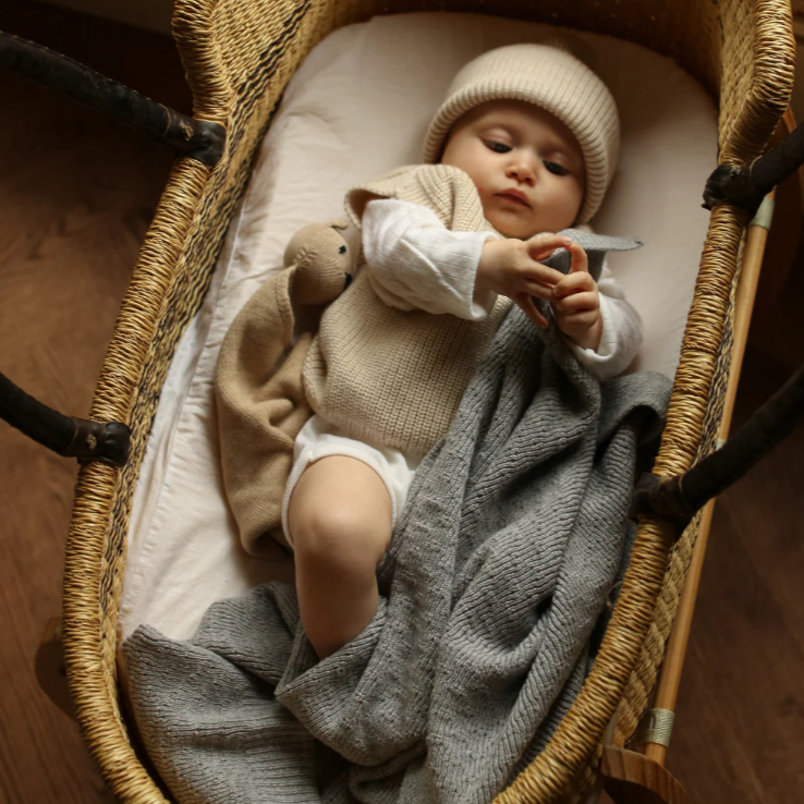 Hvid Babydeken Dora gemaakt van merinowol in de kleur sand en otter.