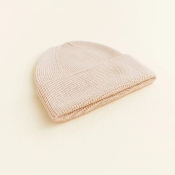 Hvid Babymutsje merinowol. In de kleur oat. Verkrijbaar in verschillende kleuren. Maat: 0-6 maanden