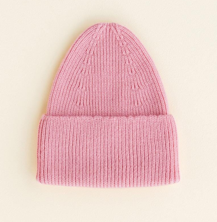 Hvid Beanie Fonzie Baby mutsje in de kleur cotton candy. Gemaakt van 100% merinowol. 