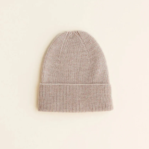 Hvid babymutsje van merinwol. Verkrijgbaar in rose, apricot, sand, oat, light blue, light yellow, lilac, otter, pebble. Maat newborn - 0-6 maanden
