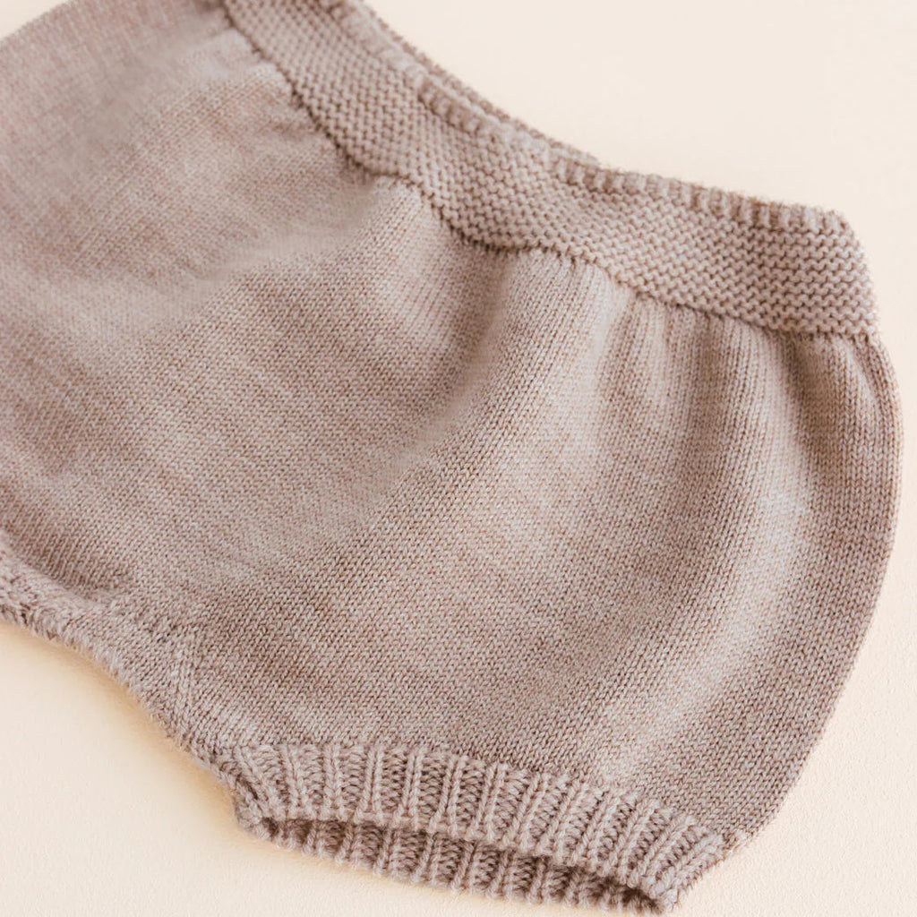 Een beige babybroekje van merinowol