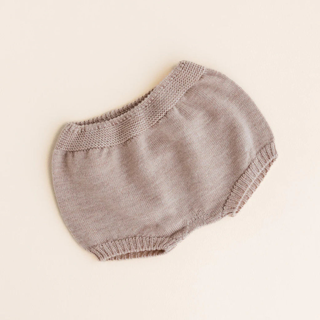 Een beige babybroekje 