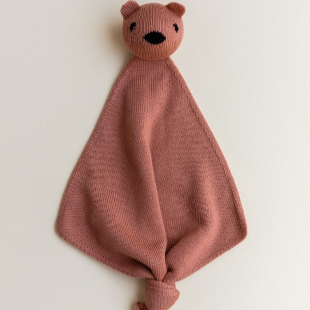 Hvid Knuffeldoekje Teddy Toki gemaakt van merinowol. Verkrijgbaar in verschillende kleuren. Mogelijkheid tot personaliseren. Kleur: Brick 