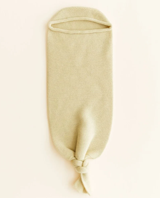Een licht gele cocoon deken van 100% merinowol voor newborn.