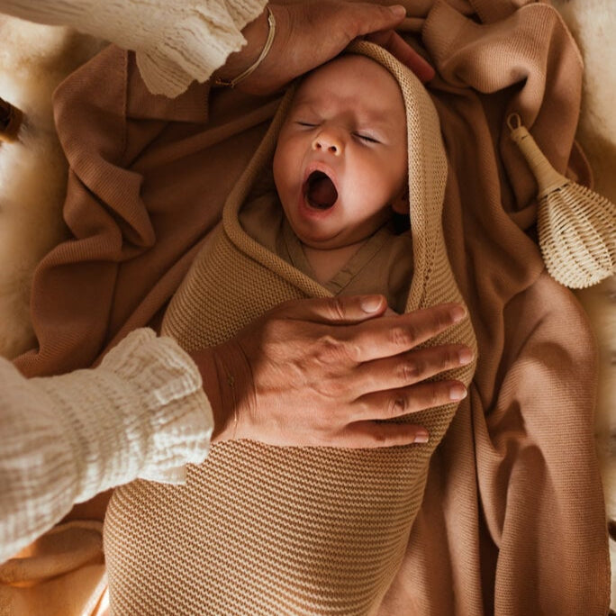Een baby in een cocoon deken