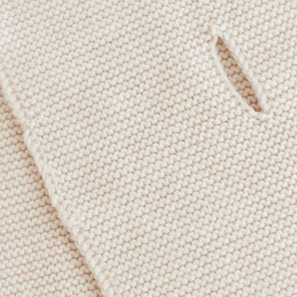 Hvid Sjaal Ivo gemaakt van 100% merinowol met handige opening. In de kleur cream.