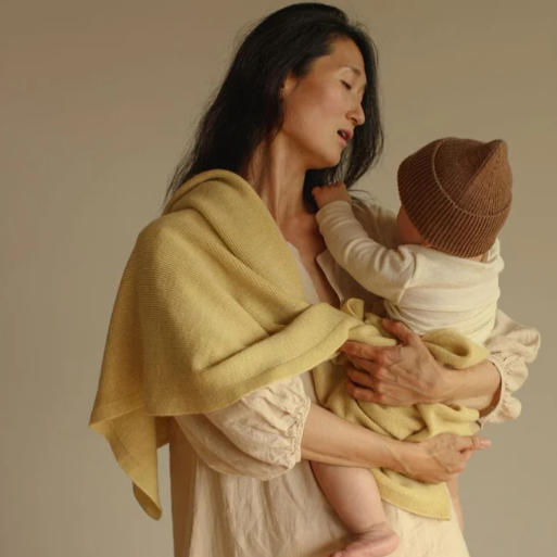 Hvid Baby deken gemaakt van 100% Merinowol in de kleur licht geel.