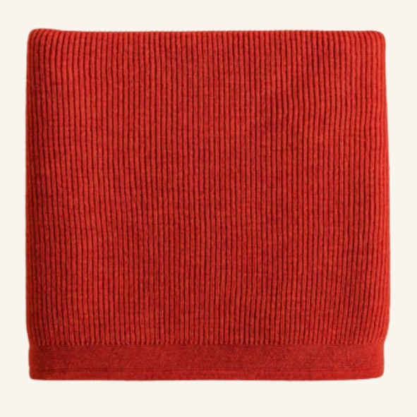 Hvid Baby deken gemaakt van 100% merinowol in de kleur rood.