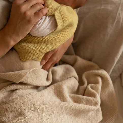 Hvid Deken Dora gemaakt van 100% merinowol in de kleur cream.