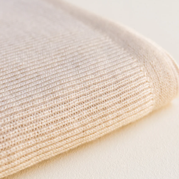 Hvid Babydeken handgemaakt van 100% merinowol. In de kleur oat, rood en otter.