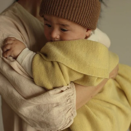 Hvid Baby deken gemaakt van 100% Merinowol in de kleur licht geel.