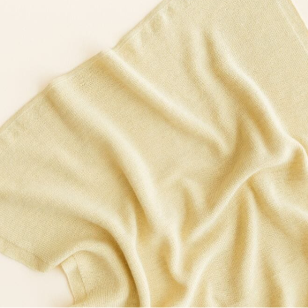 Hvid Baby deken gemaakt van 100% Merinowol in de kleur licht geel.