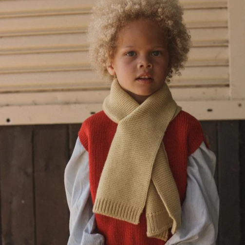 Hvid Sjaal Ivo gemaakt van 100% merinowol in de kleur Light Yellow.