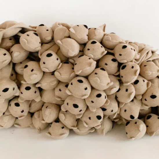 Hvid Knuffeldoekje, Teddy Toki. Gemaakt van merinowol, kleur Sand. Verkrijkbaar in verschillende kleuren. Mogelijk om te personaliseren. 