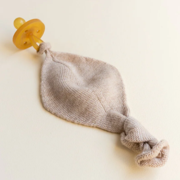 Hvid Titi Comforter Sand gemaakt van merinowol. Verkrijgbaar in sand, oat en cream. Mogelijkheid tot personaliseren.