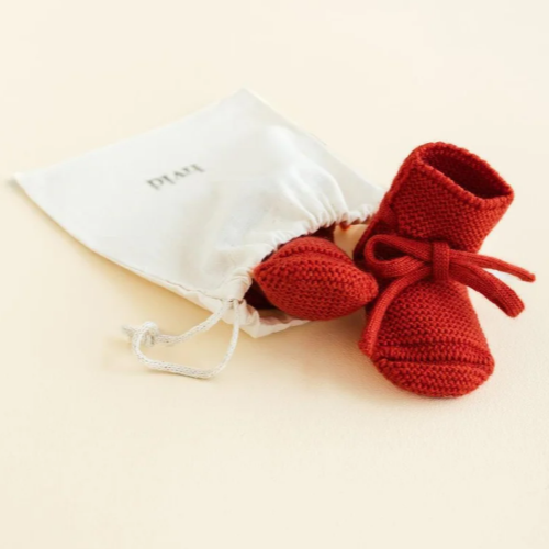 Hvid Booties van merinowol in de kleur rood. Verkrijgbaar in verschillende kleuren.