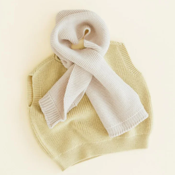 Hvid Sjaal Ivo gemaakt van 100% merinowol met handige opening. In de kleur cream.