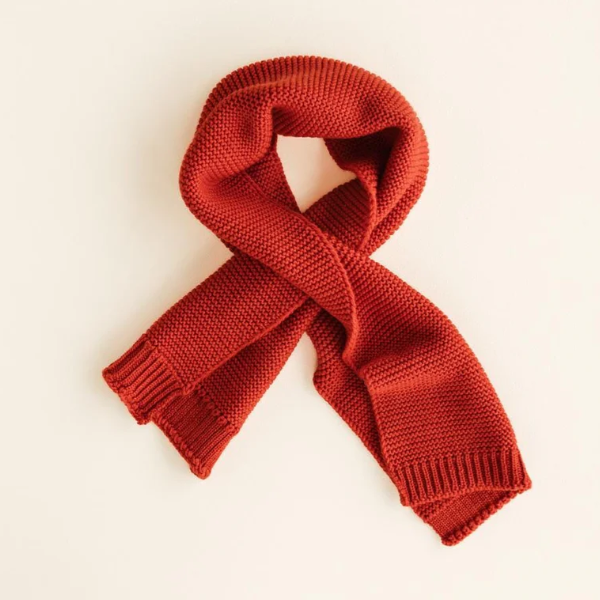 Hvid Sjaal Ivo gemaakt van 100% merinowol in de kleur rood met handige opening.