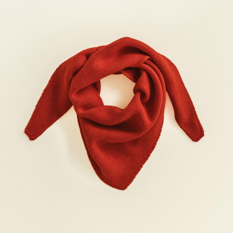 Hvid Sjaal Josephina een triangelvormige sjaal gemaakt van 100% merinowol in de kleur rood.