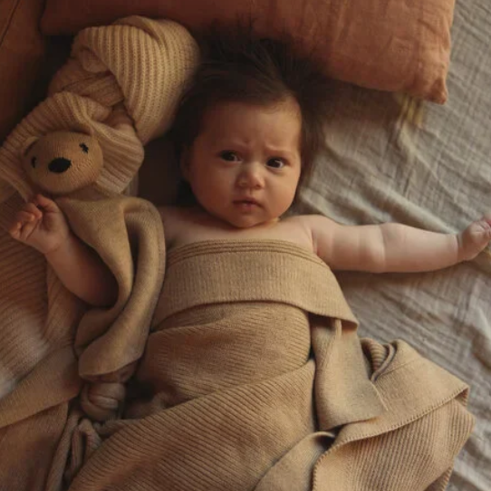 Hvid Knuffeldoekje, Teddy Toki. Gemaakt van merinowol, kleur Sand. Verkrijkbaar in verschillende kleuren. Mogelijk om te personaliseren. 