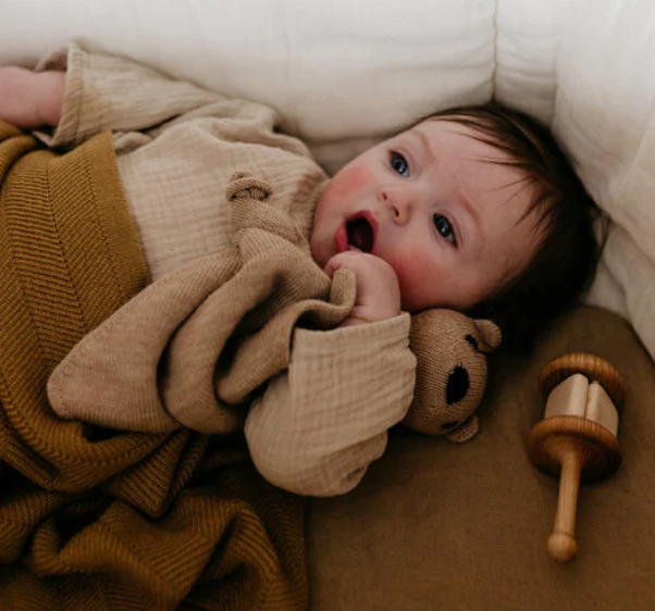Hvid Knuffeldoekje, Teddy Toki. Gemaakt van merinowol, kleur Sand. Verkrijkbaar in verschillende kleuren. Mogelijk om te personaliseren. 