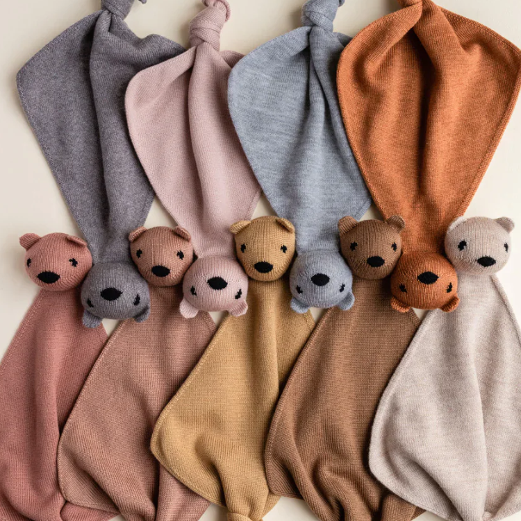Hvid Knuffeldoekje Teddy Toki gemaakt van merinowol. Verkrijgbaar in verschillende kleuren. Mogelijkheid tot personaliseren.