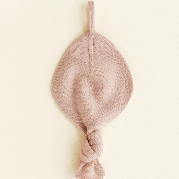 Hvid Titi Comforter Apricot. Speenknuffeltje in de kleur apricot. Gemaakt van merinowol. Verkrijgbaar in sand, oat, apricot en cream. Mogelijkheid tot personaliseren.