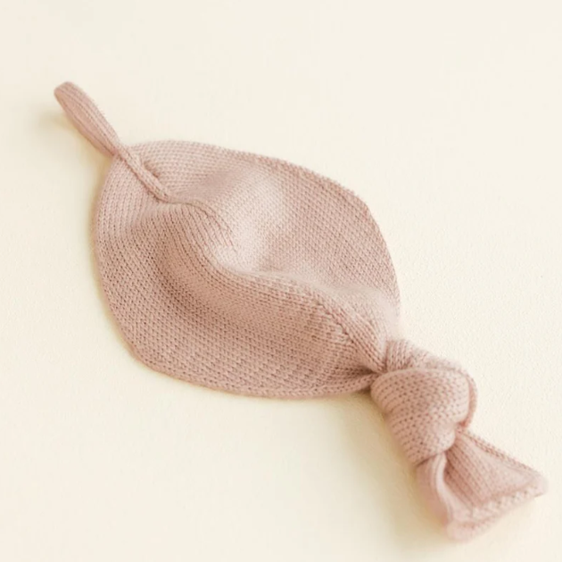 Hvid Titi Comforter Apricot. Speenknuffeltje in de kleur apricot. Gemaakt van merinowol. Verkrijgbaar in sand, oat, apricot en cream. Mogelijkheid tot personaliseren.