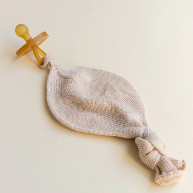 Hvid Titi Comforter, speendoekje in de kleur oat. Verkrijgbaar in zand, oat en cream. Mogelijkheid tot personaliseren.