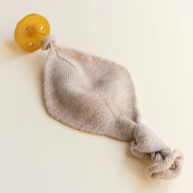 Hvid Titi Comforter Sand gemaakt van merinowol. Verkrijgbaar in sand, oat en cream. Mogelijkheid tot personaliseren.