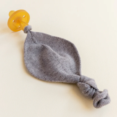 Speendoekje van 100 merinwol in de kleur otter.