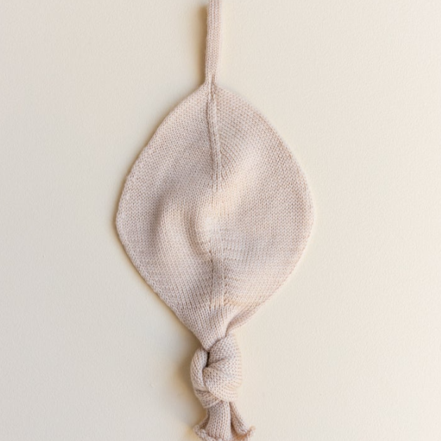 Hvid Titi Comforter, speendoekje in de kleur oat. Verkrijgbaar in zand, oat en cream. Mogelijkheid tot personaliseren.