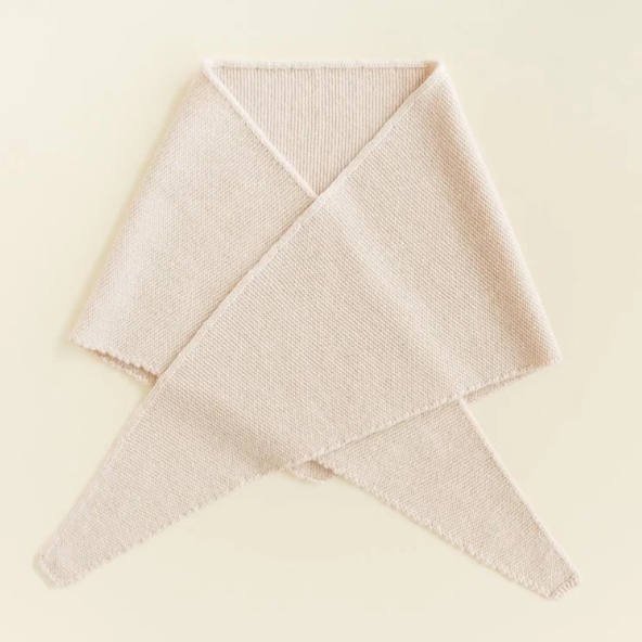 Hvid Triangel Sjaal Josephina gemaakt van 100% merinowol. In de kleur cream.