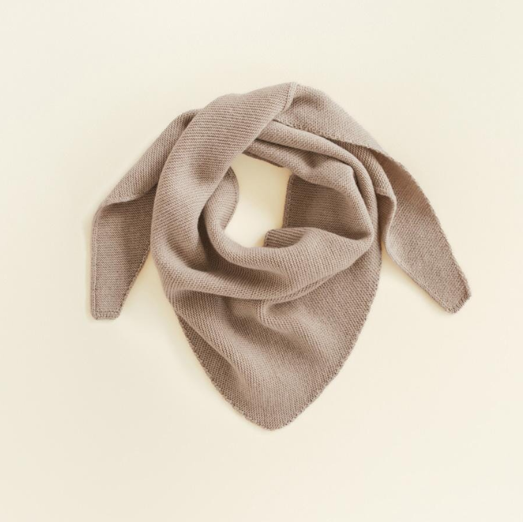 Hvid Triangel Sjaal Josephina gemaakt van 100% merinowol in de kleur Sand.