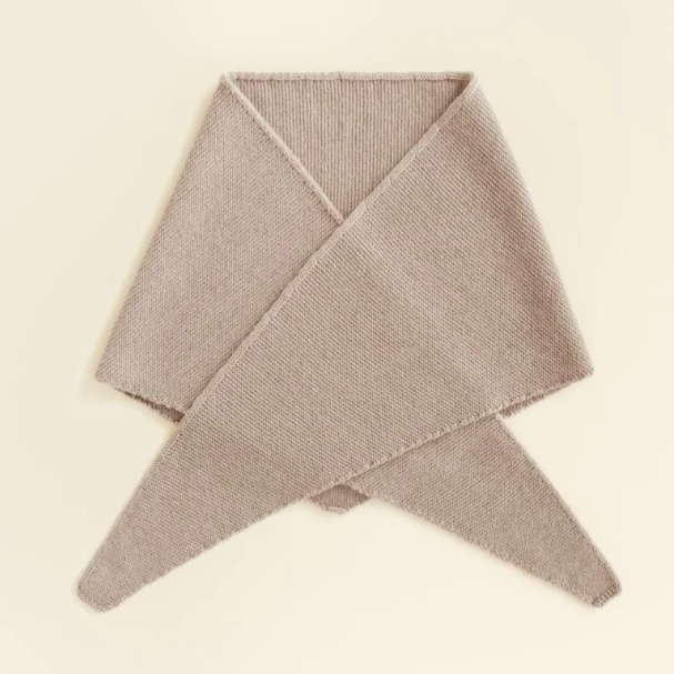 Hvid Triangel Sjaal Josephina gemaakt van 100% merinowol in de kleur Sand.