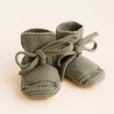 Hvid babysokjes van merinowol in de kleur artichoke. In maat 0-9 maanden en maat 9-15 maanden.