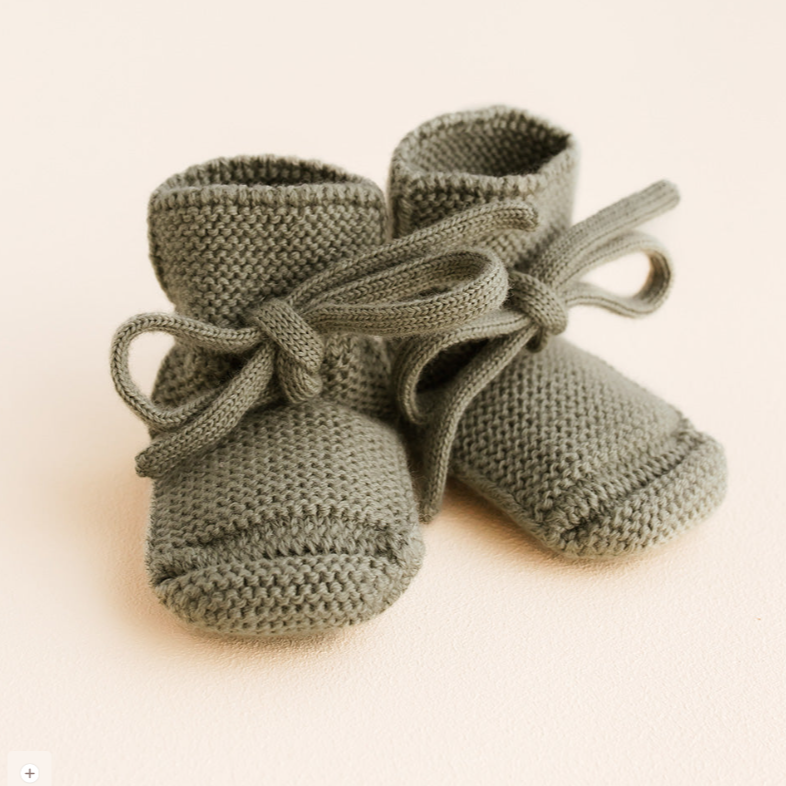 Hvid babysokjes van merinowol in de kleur artichoke. In maat 0-9 maanden en maat 9-15 maanden.