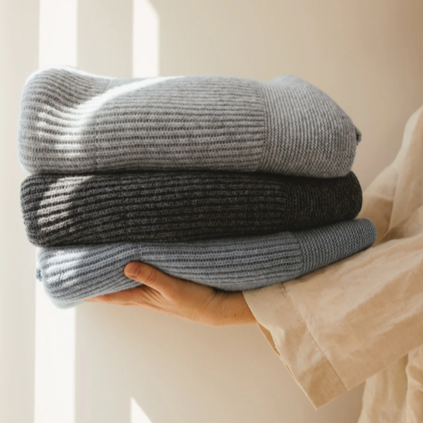 Hvid Deken genaamd Gaston gemaakt van 100% Merinowol in de kleur Frost Blue.