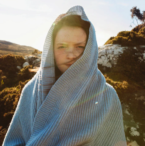 Hvid Deken genaamd Gaston gemaakt van 100% Merinowol in de kleur Frost Blue.
