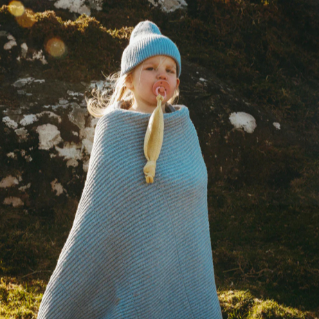 Hvid Deken genaamd Gaston gemaakt van 100% Merinowol in de kleur Frost Blue.