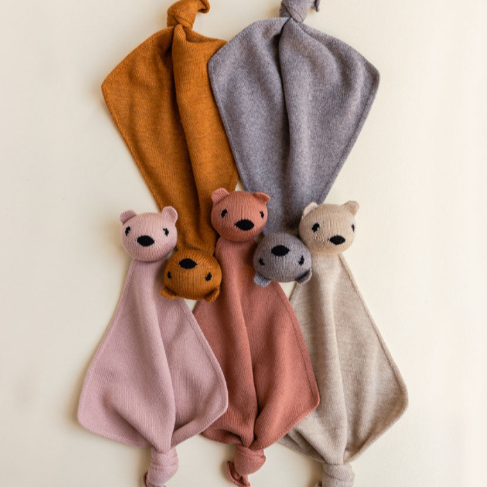 Hvid knuffeldoekje gemaakt van merinowol in verschillende kleuren. 