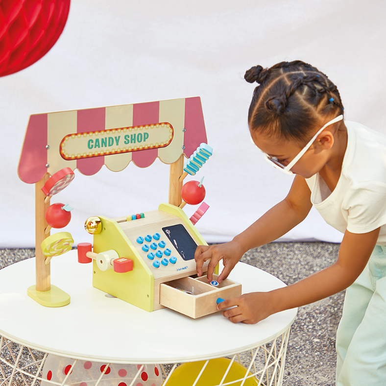Bestaat uit een snoepkraam, 6 snoepjes en een kasregister, dit imitatiespeelgoed is ideaal om de volwassenen na te doen! 