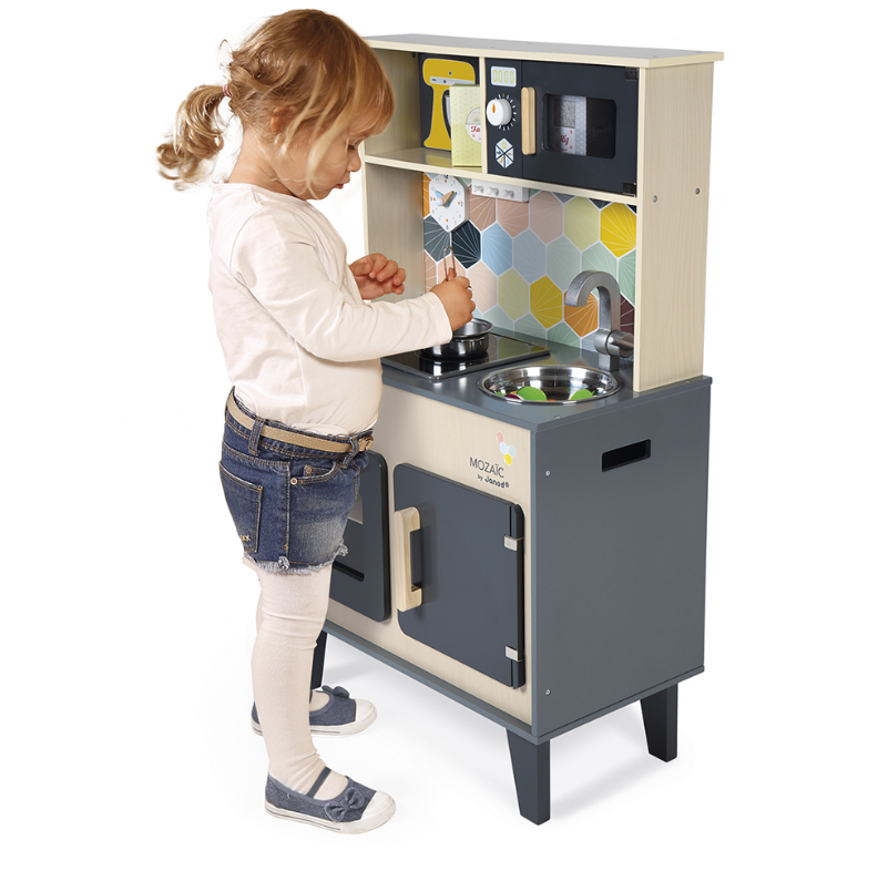Grote keuken Mozaïc, volledig van hout, met haken om 1 schuimrubberspaan, 1 pan en 1 metalen vergiet aan te hangen, samen met 3 kartonnen voedingsdozen (kaas, bloem en rijst). Het is net zoals een echte keuken voorzien van een inductiekookplaat met geluid en LED-lichten.