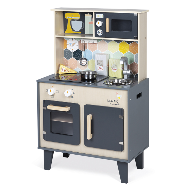 Grote keuken Mozaïc, volledig van hout, met haken om 1 schuimrubberspaan, 1 pan en 1 metalen vergiet aan te hangen, samen met 3 kartonnen voedingsdozen (kaas, bloem en rijst). Het is net zoals een echte keuken voorzien van een inductiekookplaat met geluid en LED-lichten.